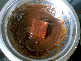 13、雷明顿蛋糕 ,蛋糕块沾满巧克力液