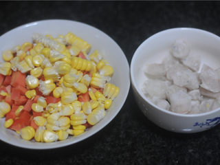 4、虾仁炒饭,胡萝卜切成和玉米一样大的颗粒状,虾仁也切成同样大小的颗粒