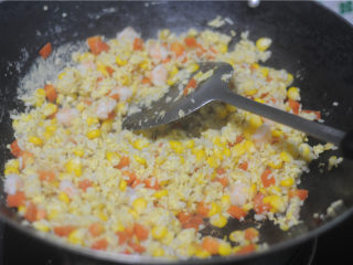 9、虾仁炒饭,大火翻炒均匀