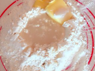 2、麻薯肉松蛋黄酥——详细版,把油皮部分所有材料混合后揉成面团，揉大概20-30分钟