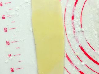 13、麻薯肉松蛋黄酥——详细版,然后每个再竖擀开也是14厘米