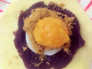 17、麻薯肉松蛋黄酥——详细版,可以像这样不用挨个一层一层的包内陷，这样很方便，饼身上我先放的豆沙然后是买来现成的麻薯再是肉松和咸蛋黄，直接包紧即可，要记得豆沙也要平均分20份哦