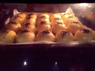 19、麻薯肉松蛋黄酥——详细版,入烤箱中下层200度烤28分钟就好了，再焖5分钟出炉！注意每家烤箱温度状况不同，快到时间的时候看一下表面，金黄色即可，出炉后可摸一下蛋黄酥两侧，压一压软软酥酥的就好了