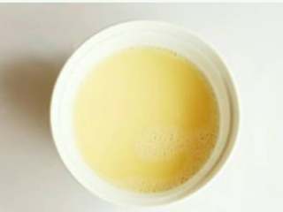 1、儿童餐 小猪蒸蛋,把鸡蛋打入碗中加入少量盐，等量清水，用筷子搅拌打散 直至蛋清蛋白完全混合。