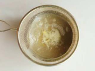 2、儿童餐 小猪蒸蛋,蛋清过滤 到入蒸碗。