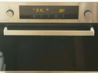 3、儿童餐 小猪蒸蛋,蒸碗覆上保鲜膜放入蒸箱，100度15分钟即可。