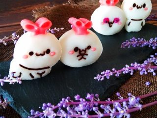 16、卡通冰皮月饼,用融化的巧克力填充表情，画出眼睛嘴巴即可。