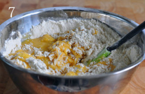 7、杂粮核桃酥,混合粉类和油脂，用刮刀拌至看不见干粉