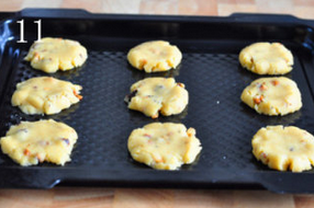 11、杂粮核桃酥,用手掌大拇指下面肉厚处，轻轻按压成小饼