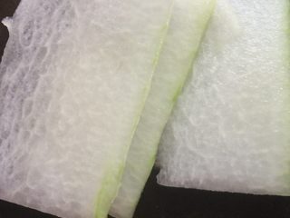 2、水晶冬瓜卷,切片，要切薄，容易卷