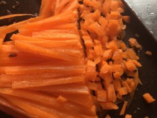 5、水晶冬瓜卷,红罗卜切条切丁