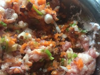 6、水晶冬瓜卷,猪肉切成末，木耳，葱也切成丁