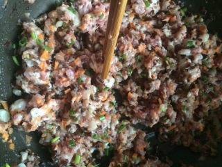 7、水晶冬瓜卷,把肉末，红罗卜，木耳，葱放在一起，放生粉，蚝油，盐，味精一起拌匀，腌制十分钟