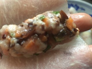 8、水晶冬瓜卷,把馅搓成一条放到冬瓜片上包回来