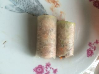 9、水晶冬瓜卷,放到盘子上，包好了放到锅里蒸6分钟就熟了