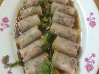 10、水晶冬瓜卷,出锅，淋上调好蚝油和烧开的油，装饰一下就可以了