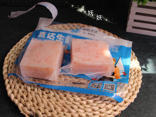 1、南极磷虾蒸虾糕,取一袋南极磷虾肉解冻