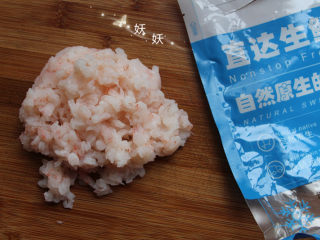2、南极磷虾蒸虾糕,解冻后的虾肉很纯净，真材实料粒粒的虾肉，挑拣的干干净净，无需再洗
