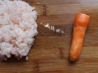 3、南极磷虾蒸虾糕,准备一块胡萝卜，我用的农家小胡萝卜，不好看，但是味道很正。