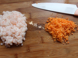 4、南极磷虾蒸虾糕,将胡萝卜切碎备用。