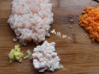 5、南极磷虾蒸虾糕,将肥肉切小块，姜切好。