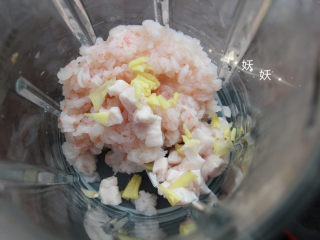 6、南极磷虾蒸虾糕,磷虾肉，姜，肥肉入破壁机。