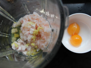 7、南极磷虾蒸虾糕,将鸡蛋分开，如图，蛋黄备用，蛋清加入破壁机。