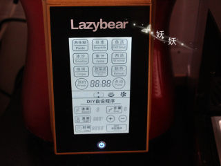 8、南极磷虾蒸虾糕,按点动功能搅拌几秒钟，然后分次把水加入，最后加入盐再搅打几秒钟，能明显感觉到虾泥上劲了。这一步没有破壁机可以选择搅拌机，没有搅拌机可以选择用刀剁，但是耗费的时间太久，没有破壁机方便，一个也就十来秒钟就搞定了，手动可能要半个小时之久。