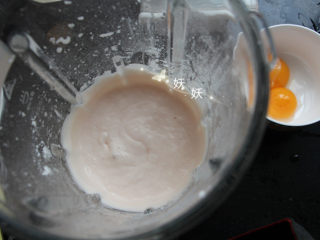 9、南极磷虾蒸虾糕,搅拌好的虾泥十分细腻。