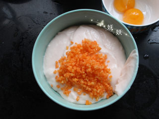 10、南极磷虾蒸虾糕,加入切碎的胡萝卜粒，拌匀。