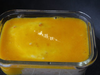 13、南极磷虾蒸虾糕,倒入蛋黄液。继续盖上保险膜，再蒸5分钟。