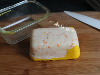 14、南极磷虾蒸虾糕,蒸好以后脱模倒扣。