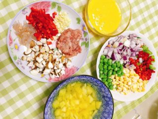 4、海鲜菠萝饭,把 红辣椒，鱿鱼，洋葱切粒，青豆和玉米粒处理好，肉末准备好，虾仁拨出来放着备用     -_-# 由于我没买到鱿鱼，这里就不放啦