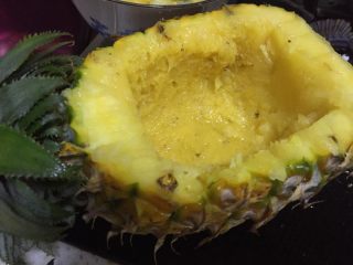 12、海鲜菠萝饭,挖出来之后的细节图