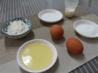 1、水果蛋糕盒子,首先我们需要一个香软的蛋糕体～