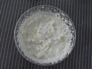 6、水果蛋糕盒子,淡奶油里加入糖，打发到八分的样子
