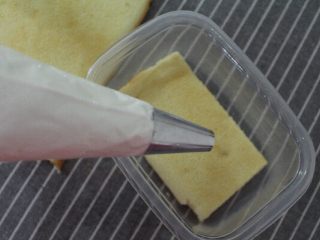 7、水果蛋糕盒子,用裱花嘴挤奶油会很方便哦