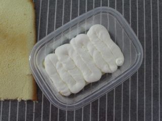 8、水果蛋糕盒子,奶油一层完工