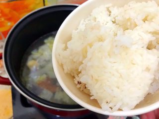 6、芝士火腿鸡蛋汤泡饭,再次煮开后倒入米饭！