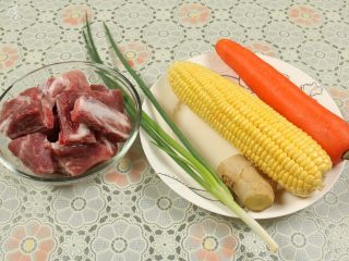 1、胡萝卜玉米排骨汤,准备的材料有：排骨、玉米、胡萝卜、葱、姜。