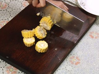 2、胡萝卜玉米排骨汤,玉米洗干净后，切小段。