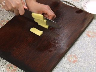 3、胡萝卜玉米排骨汤,姜去皮，切片备用。