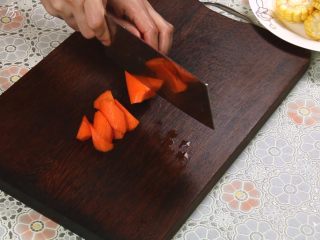 4、胡萝卜玉米排骨汤,胡萝卜削皮，切滚刀状。