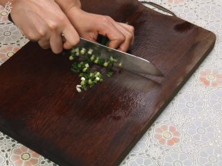 5、胡萝卜玉米排骨汤,葱洗干净后，切成葱花备用。