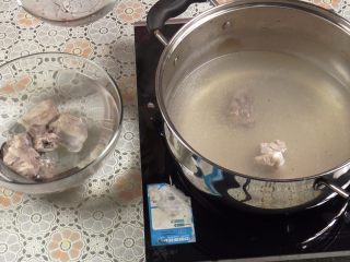 7、胡萝卜玉米排骨汤,捞出排骨放入清水里，洗去浮沫。