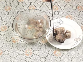 8、胡萝卜玉米排骨汤,洗干净后，捞出排骨放入盘子中沥干水份。