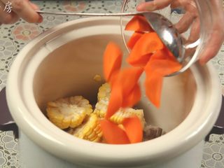 11、胡萝卜玉米排骨汤,倒入胡萝卜。