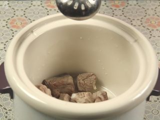 9、胡萝卜玉米排骨汤,准备一个炖锅，加入排骨。