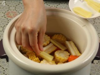 12、胡萝卜玉米排骨汤,倒入适量的水，没过食材，然后放入姜片。