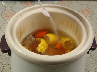 14、胡萝卜玉米排骨汤,‘煲汤’程序结束后，加入适量的盐调味。
